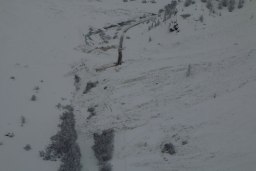L'avalanche a engloutit la route et traversé l'Arc, l'affluent de l'Isère qui s'écoule dans le secteur - Aucun(e)
