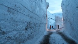 Des murs de neige de quatre à sept mètres de hauteur !